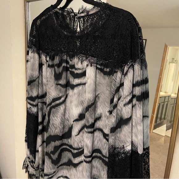 White House Black Market Black and Gray Patterned Blouse - Picture 1 of 3